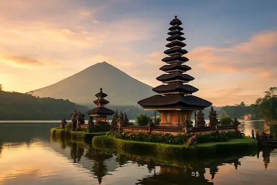Templo Pura Ulun Danu Beratan al amanecer con el Monte Agung de fondo en Bali Descubre Bali