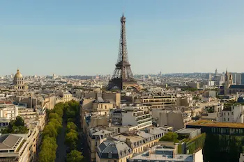 Vista panorámica horizontal de París con la Torre Eiffel, el Sena y monumentos icónicos Viajar a Francia