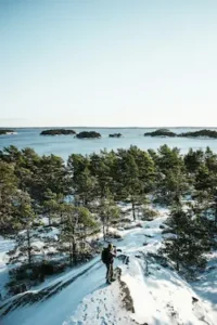 Archipiélago de Estocolmo en invierno: naturaleza salvaje y vistas al mar Báltico, destino tendencia 2025 para turismo inmersivo viajes 2025