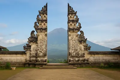Vista frontal de la Puerta del Cielo en el templo Pura Lempuyang en Bali con el volcán Agung al fondo, destino tendencia 2025 ideal para viajes espirituales y turismo sostenible. destinos tendencia 2025